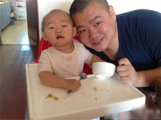 岳云鹏辅导孩子功课时的表情好熟悉,为多活几年请个家教吧!