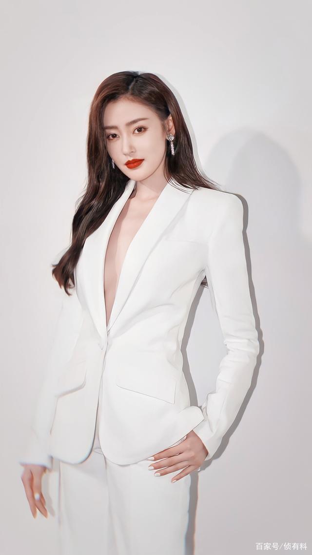 不愧是张天爱,只要营业就惊艳!这次白色深v真空西装帅起来霸气!
