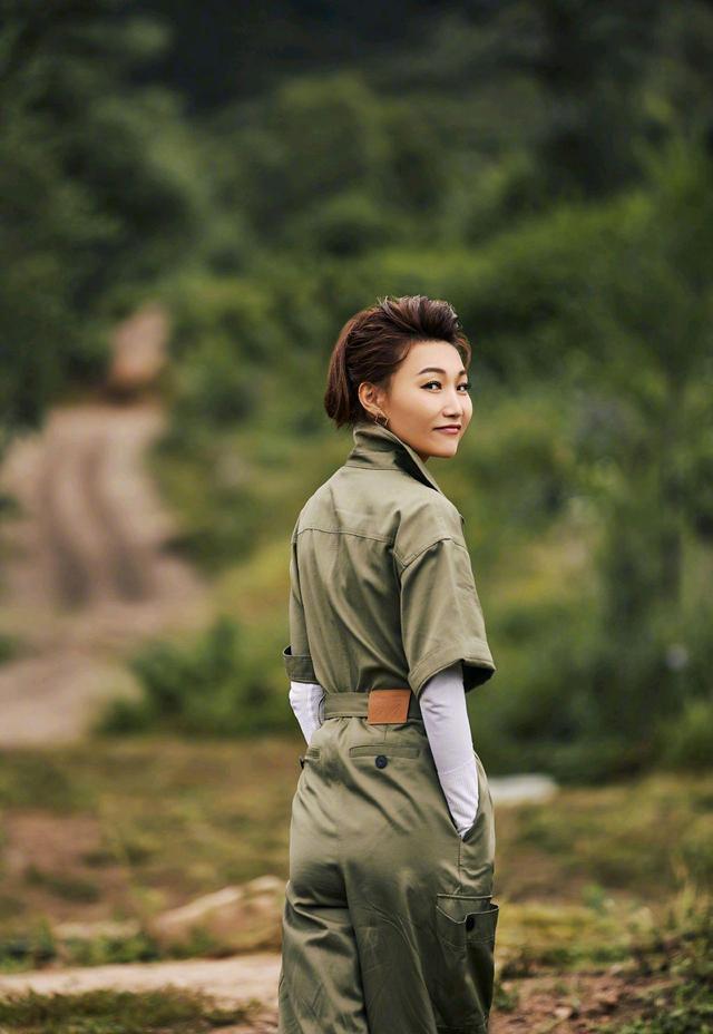 43岁的李梓萌风采依旧,穿上军绿色连体裤,飒爽的气质很吸引人