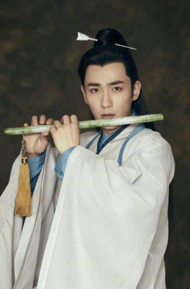 男明星古装吹笛子,肖战超帅,但古天乐吹的是拖布杆吗?_感觉_道具_杨洋