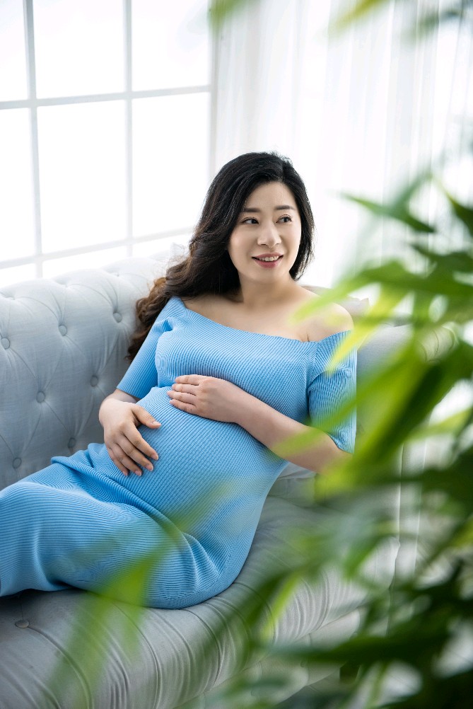 【初次合体】高龄孕妇35周拍的影楼孕肚照