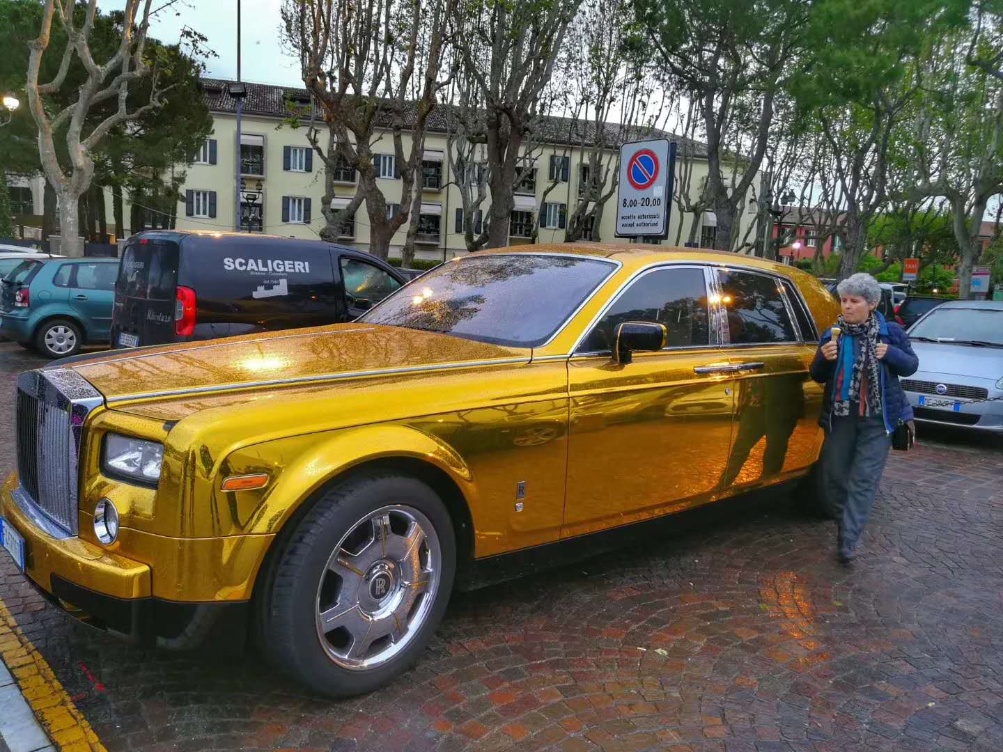 【镜游天下】见过金色的劳斯莱斯吗?来!开开眼!