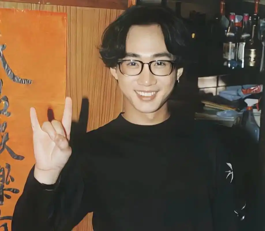 黄家驹 #华语乐坛天花板 #笑起来很甜 #治愈系笑容 - 抖音