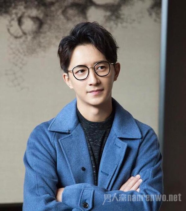 鹅蛋脸可以说是比较完美的脸型了,这样百搭的脸型,只要眼镜的形状