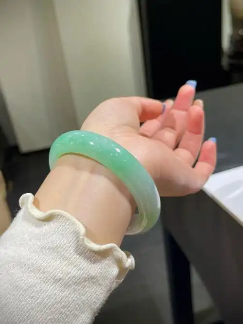 缅甸翡翠手镯5758佩戴效果
