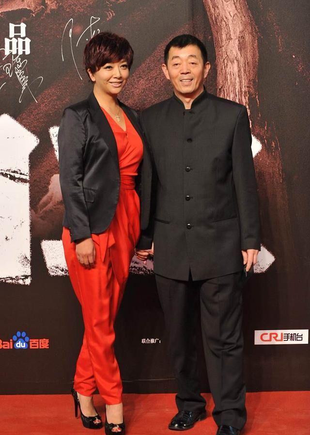 "老戏骨"江珊惨遭发福!穿连体装掩假胯宽,全程被老公牵着走