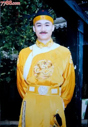 著名影视明星张国立扮演皇帝形象照一张