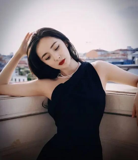 但是有人却认为,真正的贵气是由内而外散发出来的气质,这里的"贵"并不