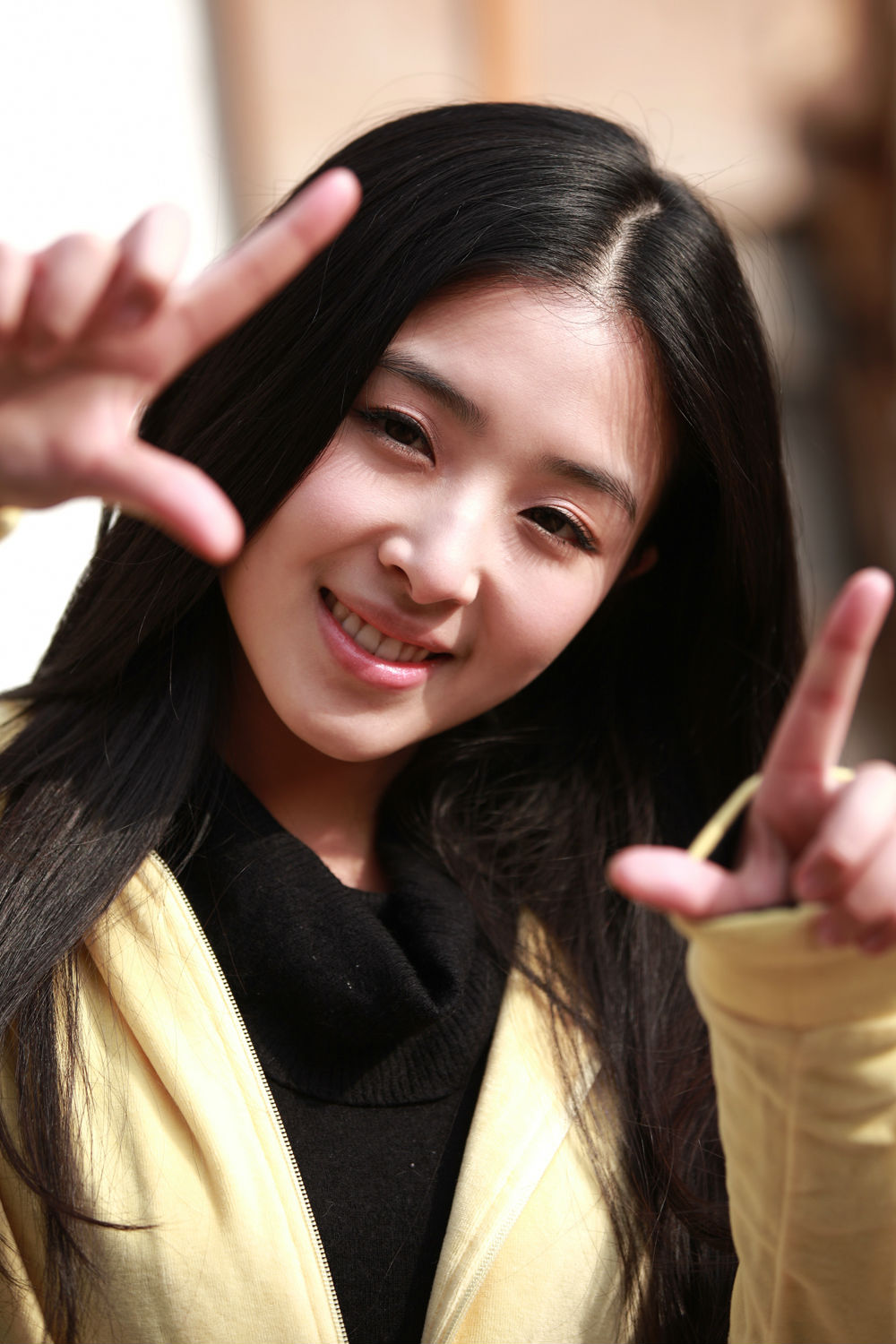 p>张含韵,1989年4月9日出生于四川省德阳市旌阳区,中国内地流行乐女