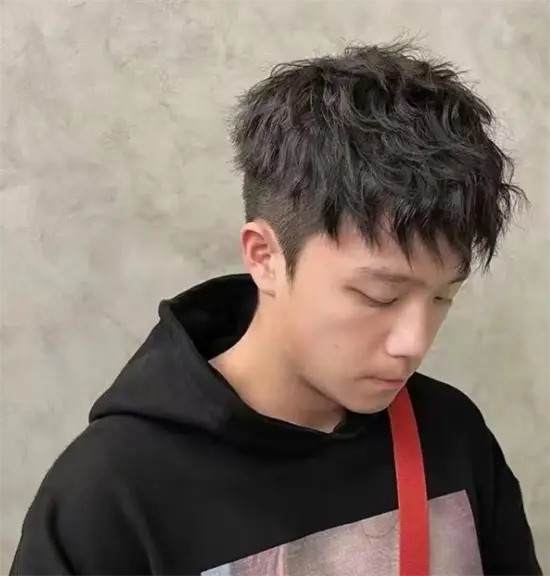 少年感十足烫发发型帅气清爽蓬松立体有型