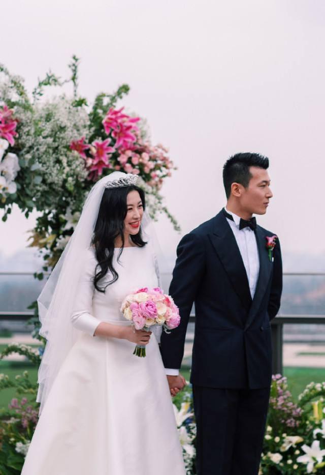 7月17日晚,朱珠的丈夫王昀佳在个人社交平台上分享了这对夫妇与孩子的