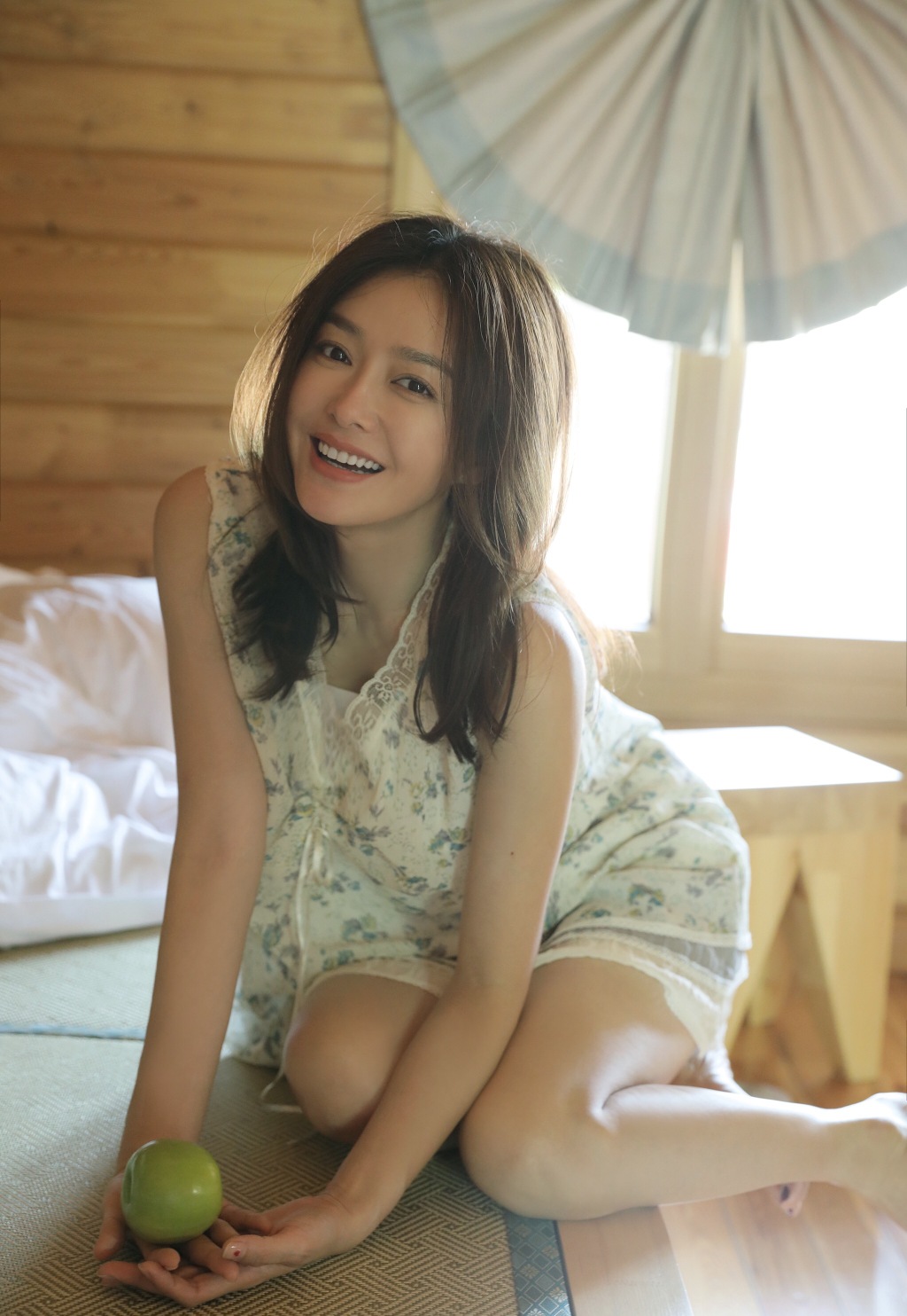 秦岚:著名演员,富察皇后,碎花睡裙照,网友:我的白月光好美!