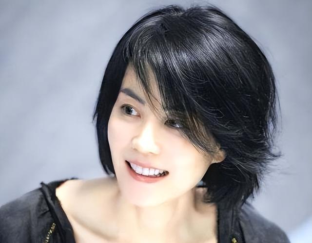 在1969年美丽的春季,我们的主人公,著名的歌手王菲,降生在北京一个