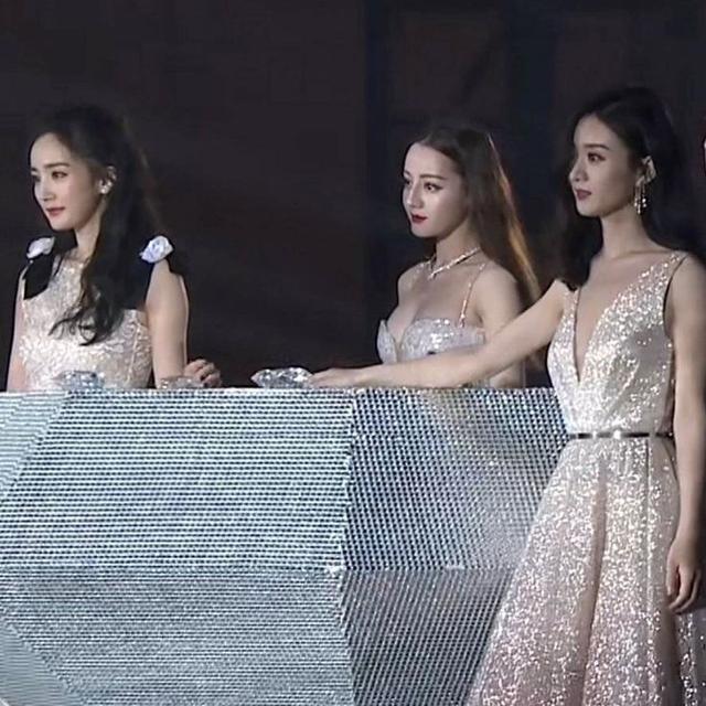 杨幂赵丽颖罕见同框比美隔空对视眼神犀利网友脑补年度大戏