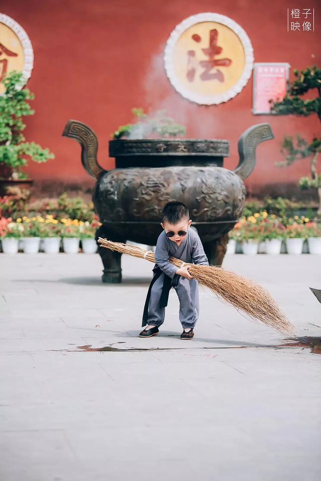 乌尤寺来了个"小和尚",看完心都要萌化啦!