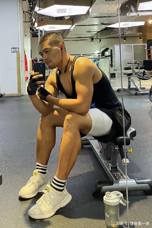 射手座重庆大男孩,撸铁锻造一身腱子肉,健壮的大腿令人生羡!