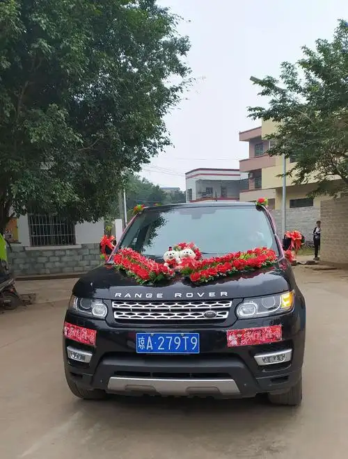 迎亲车队驶进村里.