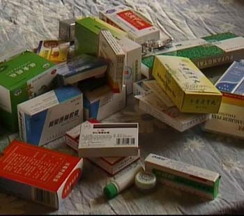 爱美女子漂唇后变怪物满嘴脓包喝水靠吸管图