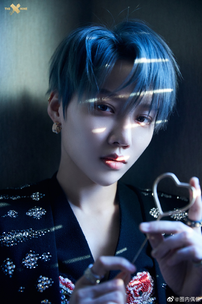 刘雨昕星耀闪钻西装