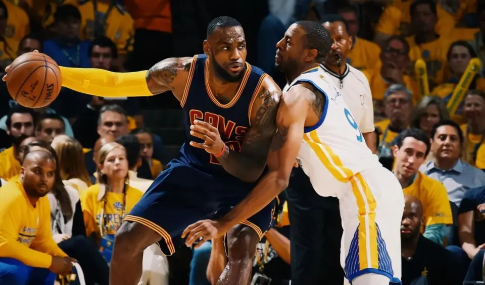 伊格达拉的脚步十分灵活,身体强壮,肌肉线条完美,能与詹姆斯直面对抗