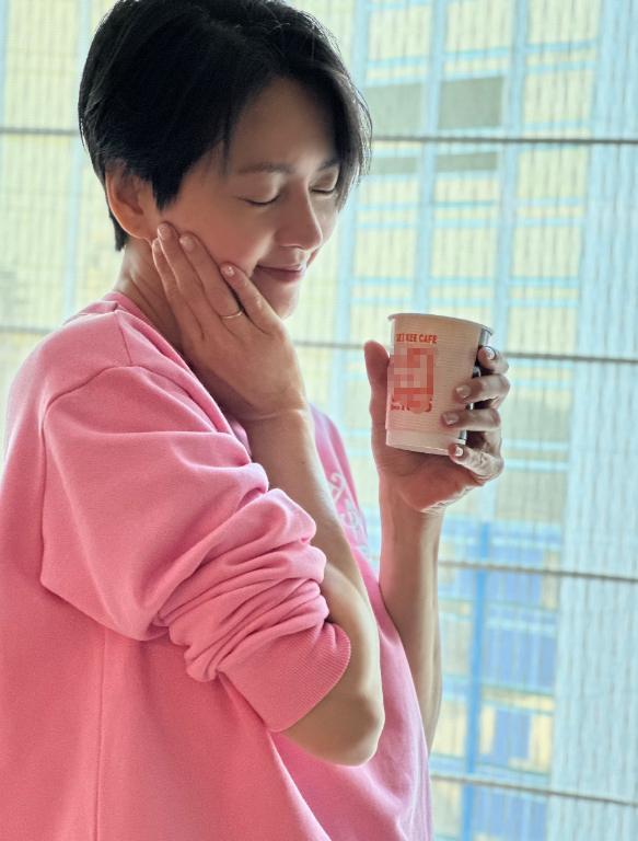 3月25日,歌手梁咏琪迎来48岁生日,而从她近照来看,年近50的梁咏琪状态