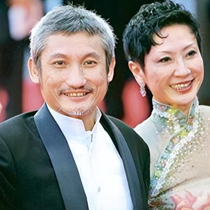 林青霞出版的一本书《窗里窗外》里描写过徐克和施南生的感情状况:在