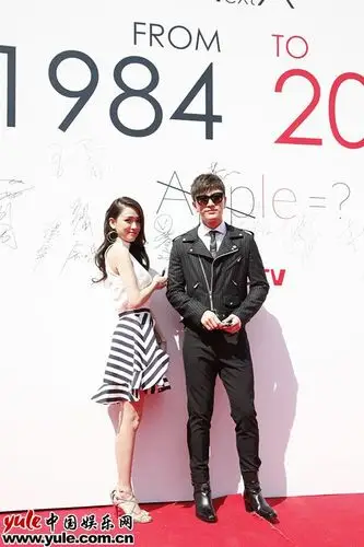 陈乔恩亮相品牌盛典 遇好友贾乃亮齐走红毯