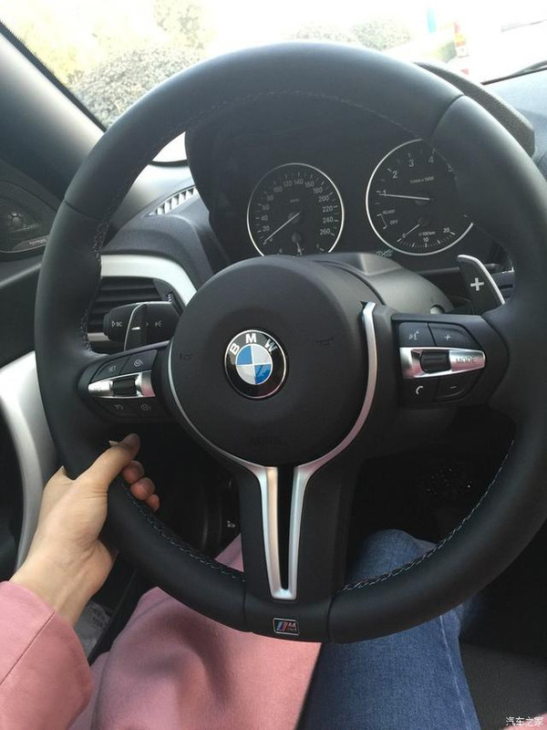 美女32万给自己买辆敞篷宝马 这时候开真拉风