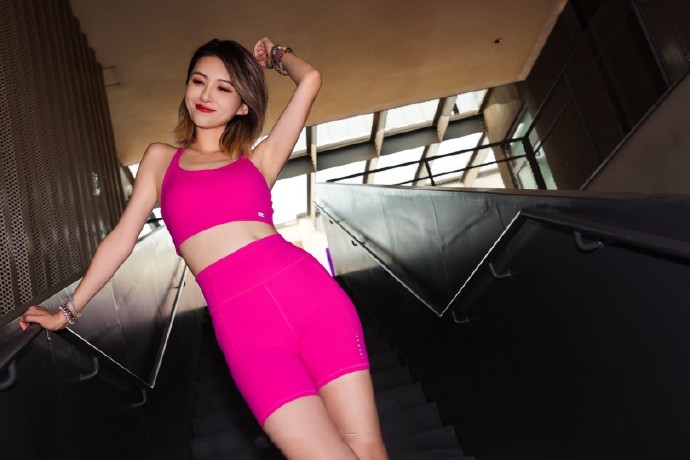 龚凡,玫红运动穿搭,健康美丽的主持人小姐姐