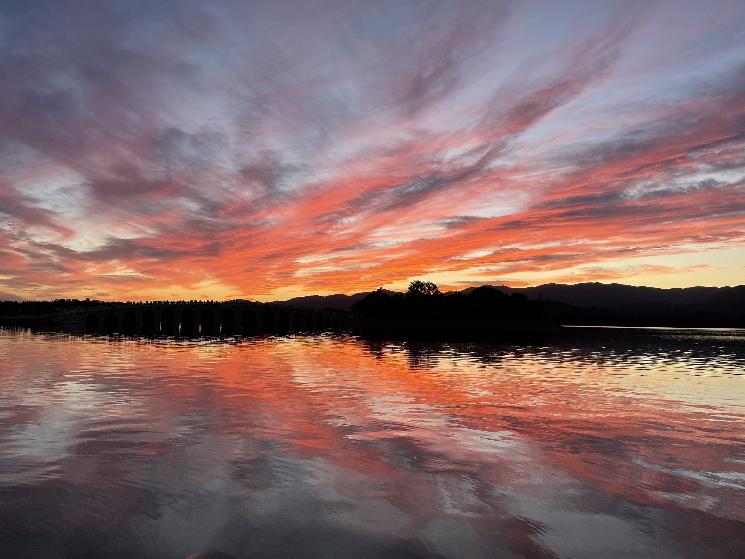 2021年10月10日,北京,颐和园晚霞美如画.