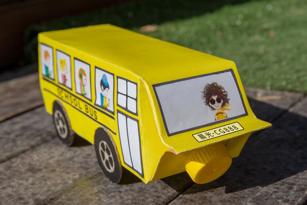 牛奶盒玩具车3,喝完的牛奶瓶子清洗干净,简单弄点装饰,插上做好的小树