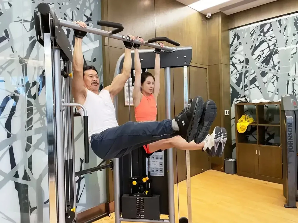 李若彤和66岁张丰毅一起健身,怪不得古天乐说:姑姑没变,过了老了_腾讯