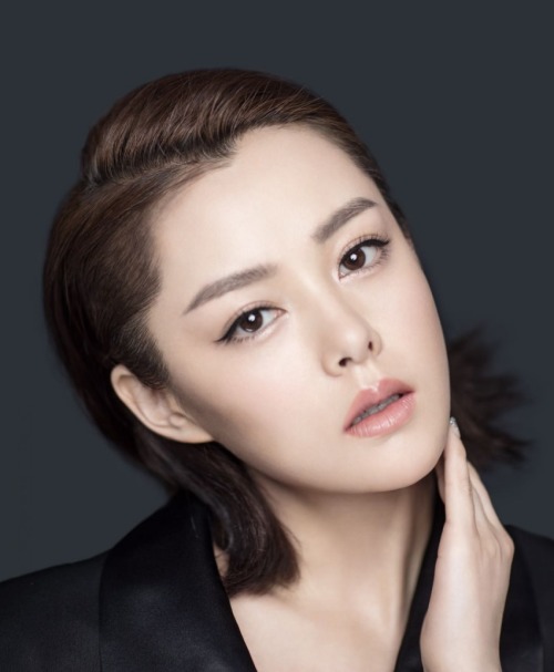 6 刘一含曝酷帅写真大片 黑色look展"总攻"魅力