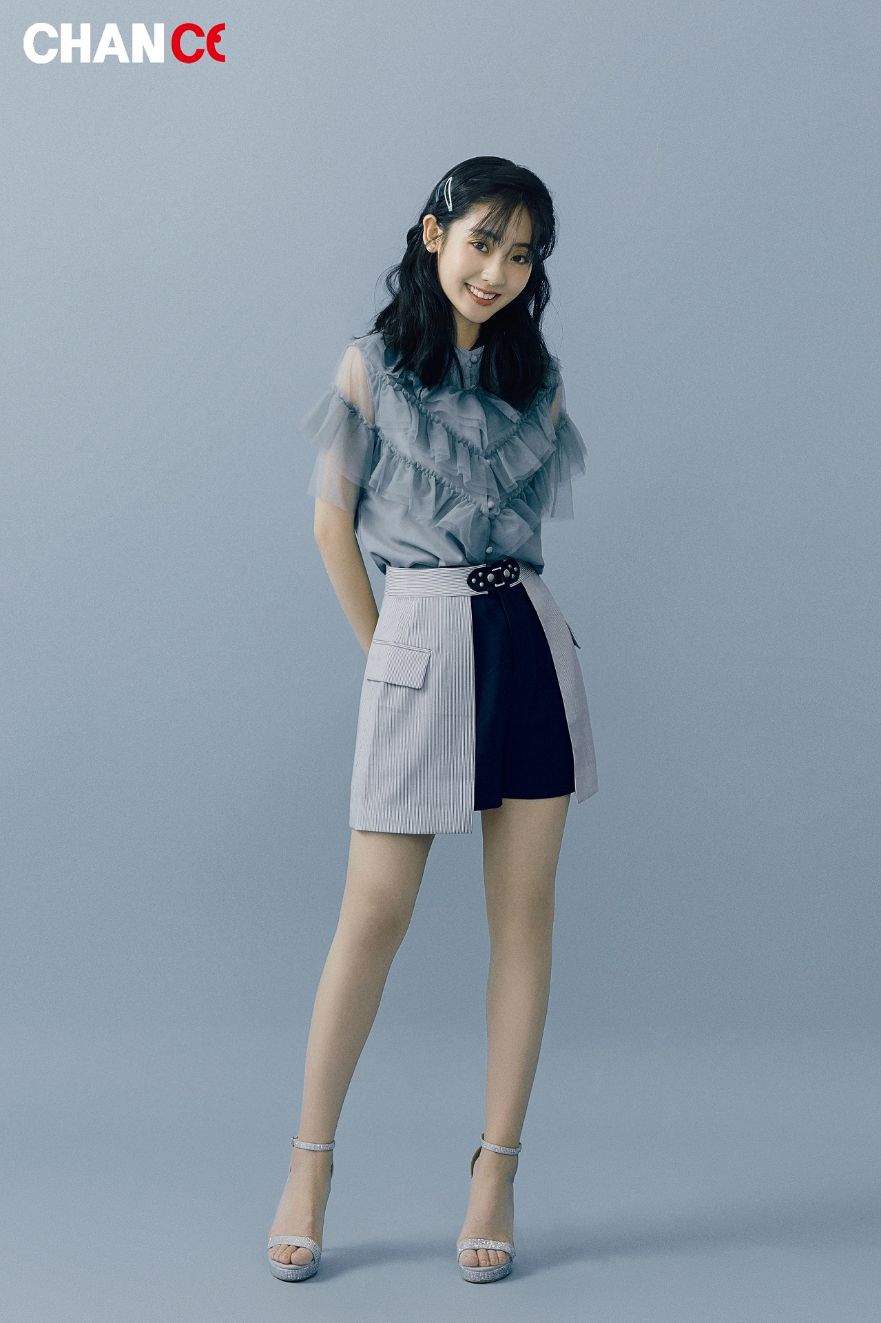 邢菲写真大片凸显时尚质感盐甜美帅兼备化身双生花