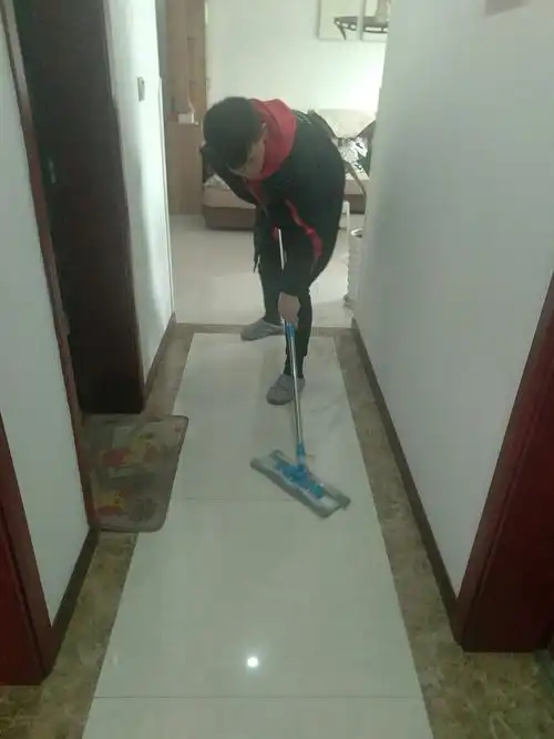 首先拖地,家里虽不大,但重头拖到尾后,一直弯着的腰还是有一丢丢的