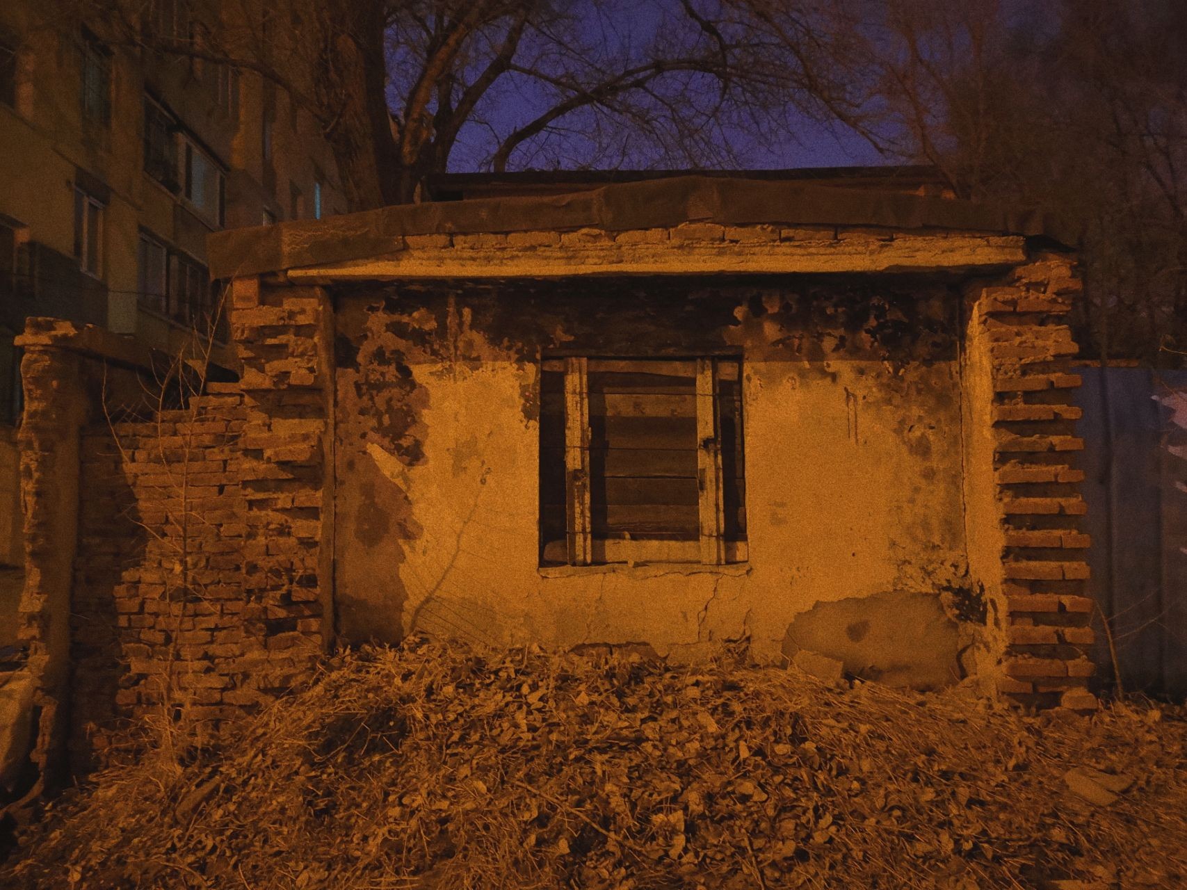 夜晚的老房子