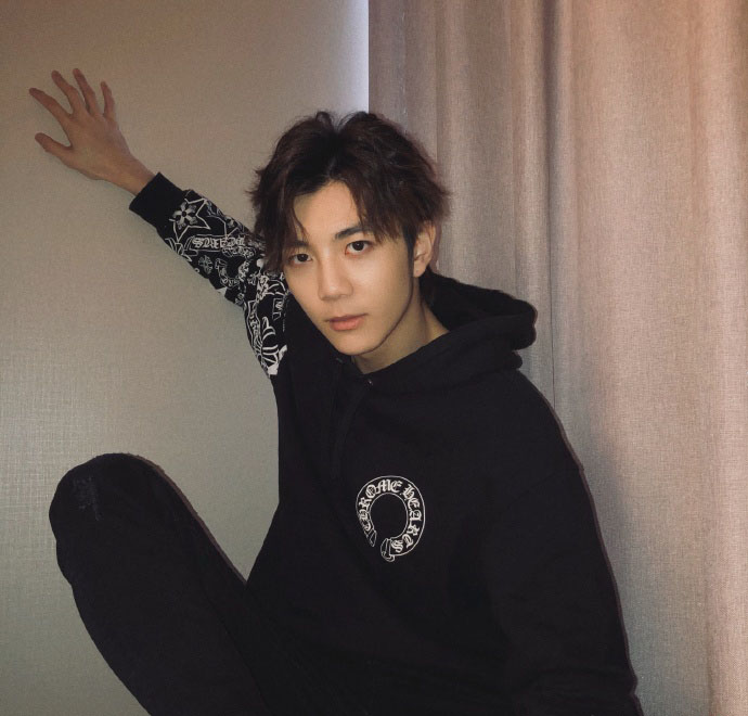 简介:洪欣儿子张镐濂帅气潮酷自拍图片,分享一组洪欣图片给大家,图中