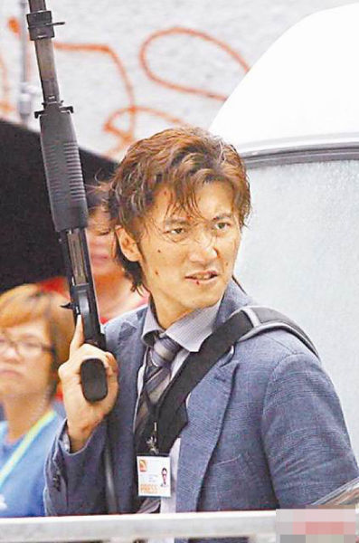 谢霆锋近来拍新片《逆战》,有不少枪战危险戏