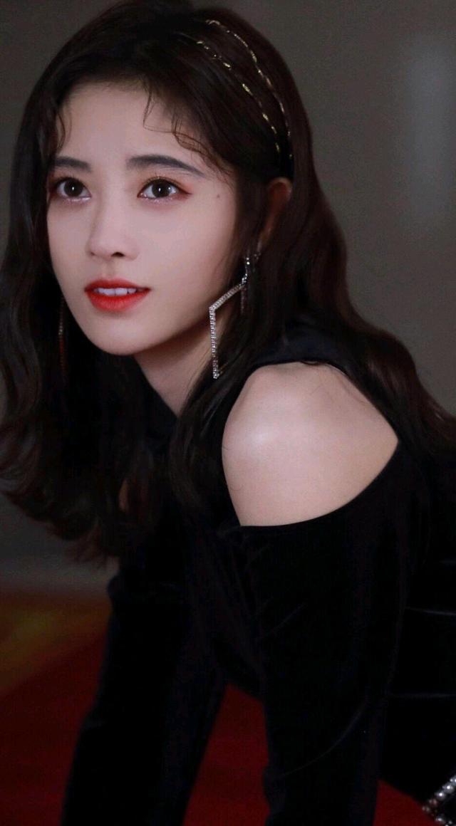 鞠婧祎美照,黑色裙装优雅迷人仙气十足