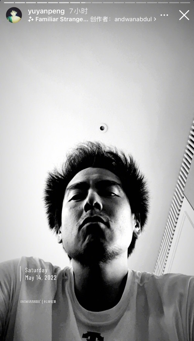 在这张居家日常照中,彭于晏也算是彻底放飞了自己,更接近于与大众网友