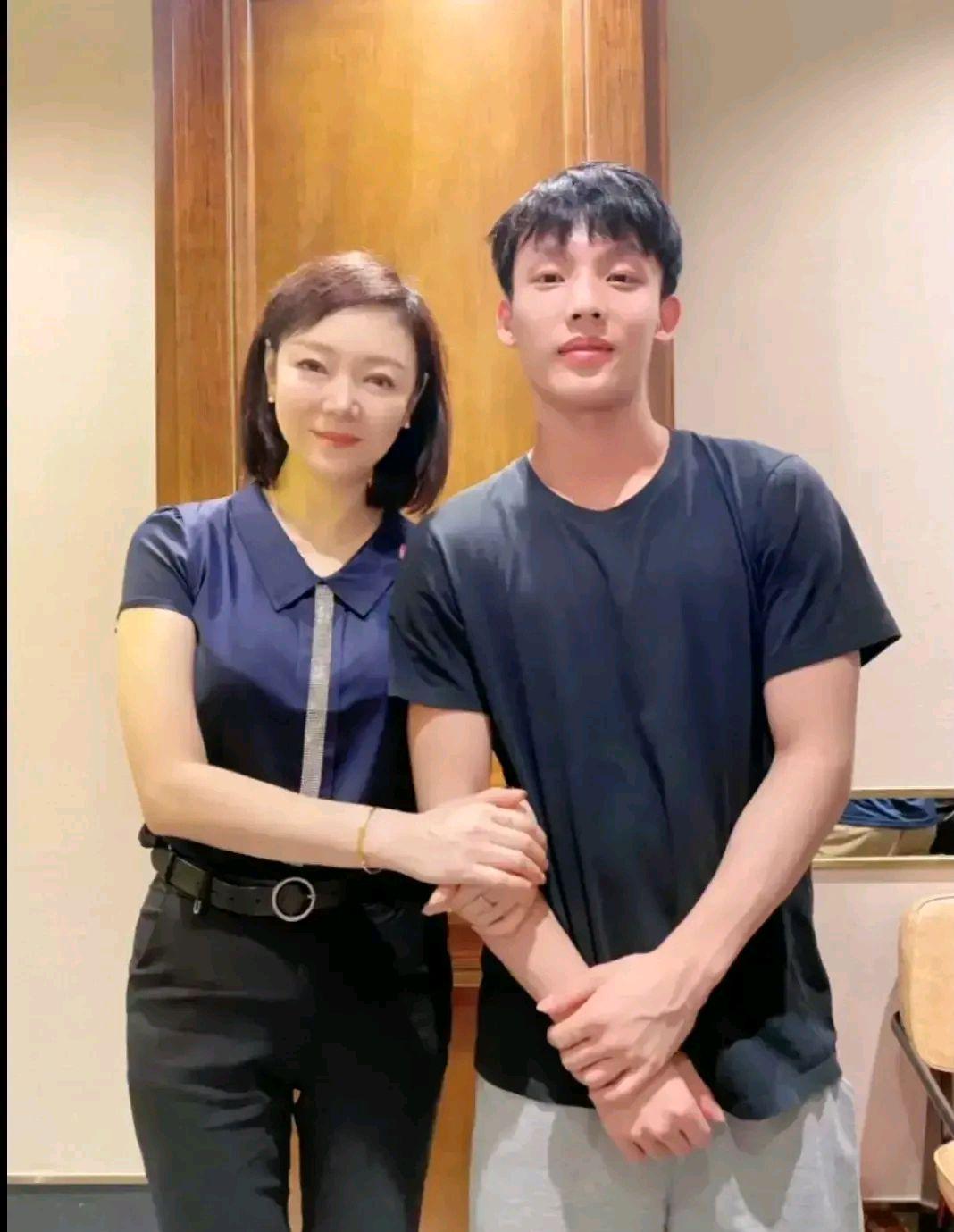 胡明轩的妈妈年过五旬,却依然容颜不老,令人惊叹!