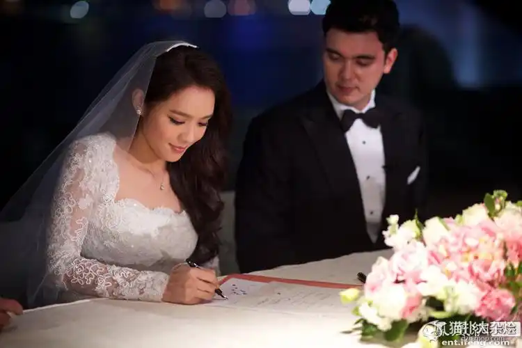 35岁官恩娜嫁混血富豪老公[高清大图]