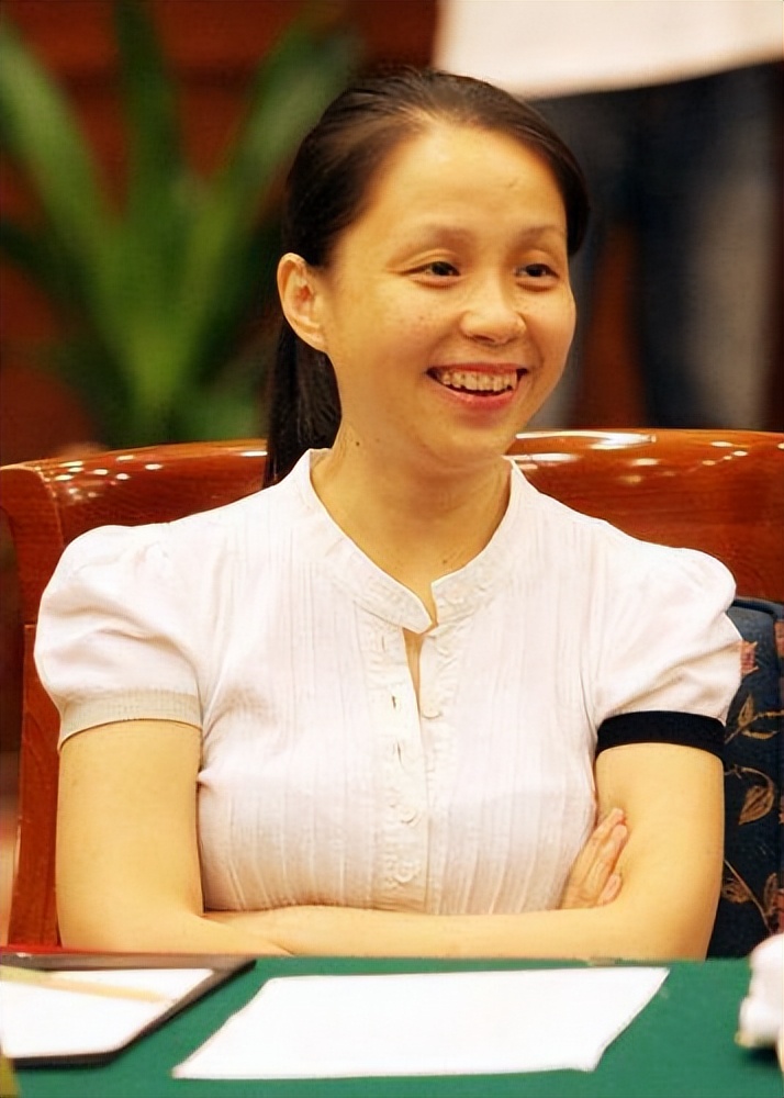 龙丹妮:与何炅是同学,预言肖战不会红,向陈楚生索赔2700万