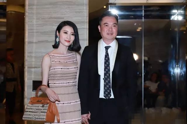 那当时两人结婚时外界评价的"门当户对"现在看来,如果莫赞生真的是没