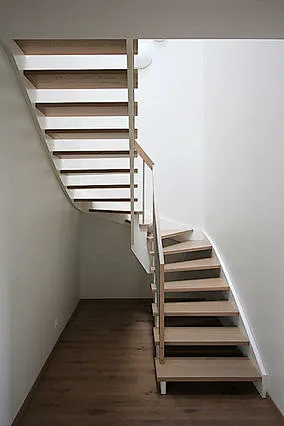 白色图片阁楼实木楼梯