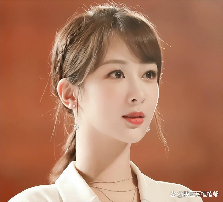 2021年11月15日,杨紫在社交平台发布自己离开的消息.