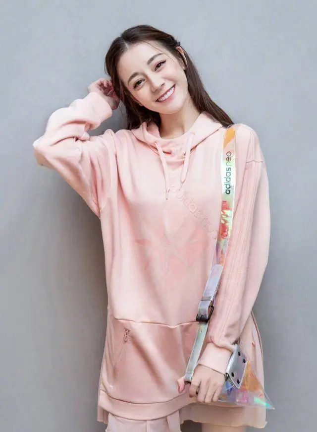 迪丽热巴穿的真喜庆,大红卫衣配百褶裙秀s身材,扎仨小辫很减龄