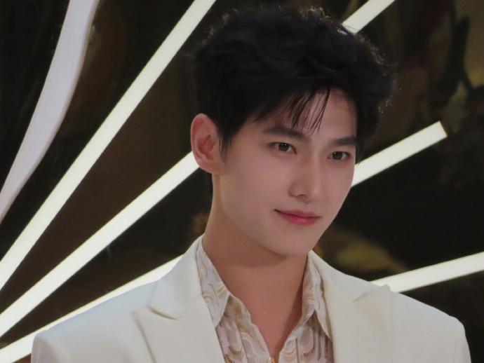 袁大帅给杨洋化妆