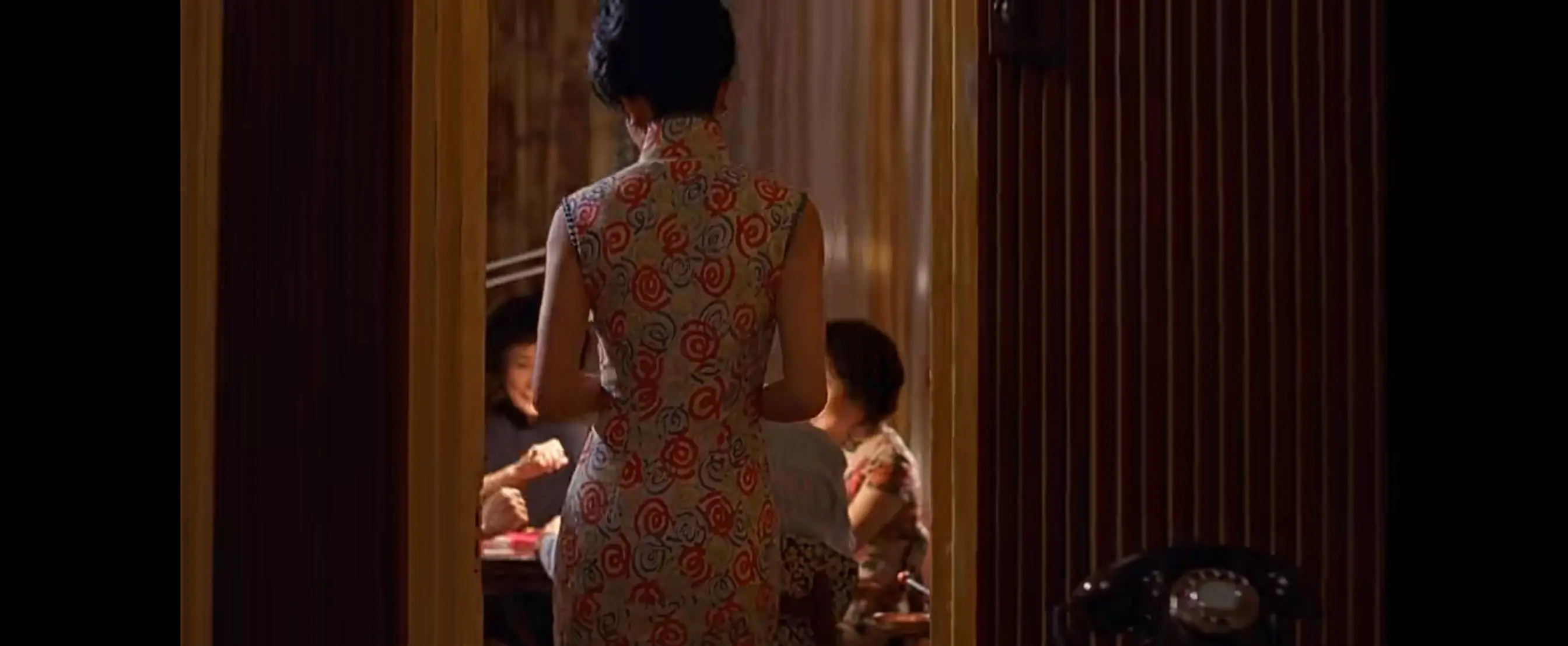 《花样年华》深度解析二:岁月不败美人,张曼玉的一场旗袍大秀_周慕云