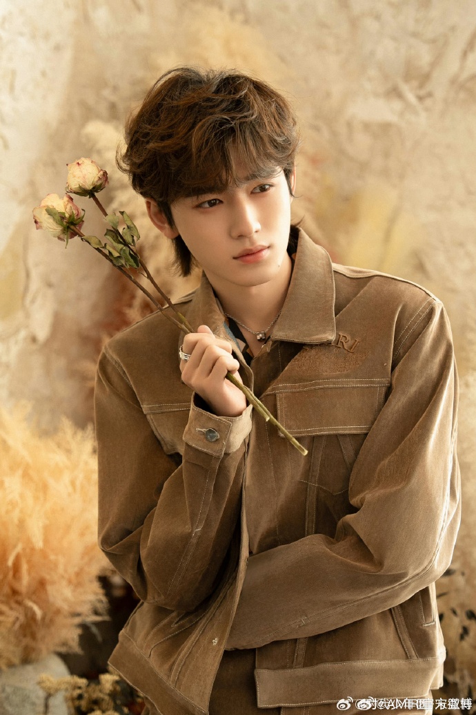 时代少年团-宋亚轩身着2024早春系列水洗质感外套与廓形衬衫,勾勒